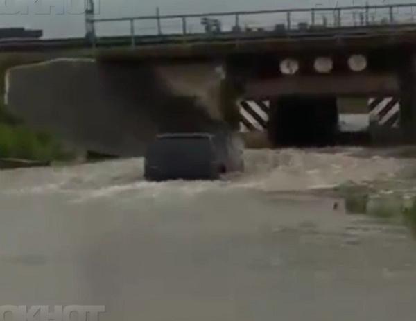 На Ставрополье внедорожник застрял в водяном плену